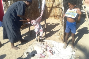 Afrika Madagaskar köylerinde hayırseverimiz adına şifa kurbanı kesilip yetim ve yoksul ailelere dağıtıldı Ekim 2022