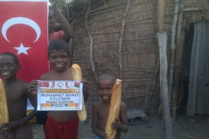 Madagaskar yetim yoksul köylerinde ekmek Dağıtımlarımız devam ediyor. Afrika Madagaskar Ekim 2022 Yetimi yoksulu gözetenler Derneği 