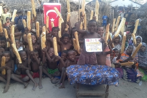 Madagaskar yetim yoksul köylerinde ekmek Dağıtımlarımız devam ediyor. Afrika Madagaskar Ekim 2022 Yetimi yoksulu gözetenler Derneği 