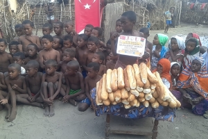 Madagaskar yetim yoksul köylerinde ekmek Dağıtımlarımız devam ediyor. Afrika Madagaskar Ekim 2022 Yetimi yoksulu gözetenler Derneği 