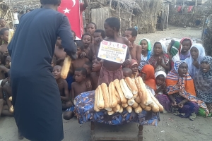 Madagaskar yetim yoksul köylerinde ekmek Dağıtımlarımız devam ediyor. Afrika Madagaskar Ekim 2022 Yetimi yoksulu gözetenler Derneği 