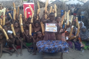 Madagaskar yetim yoksul köylerinde ekmek Dağıtımlarımız devam ediyor. Afrika Madagaskar Ekim 2022 Yetimi yoksulu gözetenler Derneği 