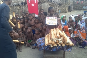 Madagaskar yetim yoksul köylerinde ekmek Dağıtımlarımız devam ediyor. Afrika Madagaskar Ekim 2022 Yetimi yoksulu gözetenler Derneği 