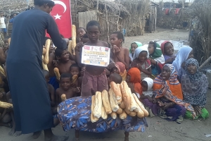 Madagaskar yetim yoksul köylerinde ekmek Dağıtımlarımız devam ediyor. Afrika Madagaskar Ekim 2022 Yetimi yoksulu gözetenler Derneği 