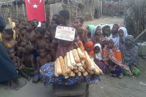 Madagaskar yetim yoksul köylerinde ekmek Dağıtımlarımız devam ediyor. Afrika Madagaskar Ekim 2022 Yetimi yoksulu gözetenler Derneği 