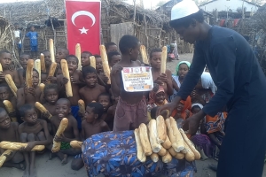 Madagaskar yetim yoksul köylerinde ekmek Dağıtımlarımız devam ediyor. Afrika Madagaskar Ekim 2022 Yetimi yoksulu gözetenler Derneği 