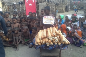 Madagaskar yetim yoksul köylerinde ekmek Dağıtımlarımız devam ediyor. Afrika Madagaskar Ekim 2022 Yetimi yoksulu gözetenler Derneği 