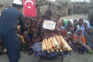 Madagaskar yetim yoksul köylerinde ekmek Dağıtımlarımız devam ediyor. Afrika Madagaskar Ekim 2022 Yetimi yoksulu gözetenler Derneği 