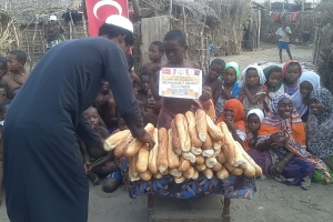 Madagaskar yetim yoksul köylerinde ekmek Dağıtımlarımız devam ediyor. Afrika Madagaskar Ekim 2022 Yetimi yoksulu gözetenler Derneği 