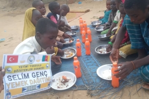Afrika kamerun'da mevlit kandili dolayısıyla yemek ve ekmek ikramında bulunduk 07 Ekim 2022