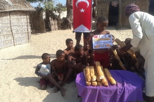 Africa madagaskar'da yetim yoksul çocuklara ekmek dağıtımlarimiz devam ediyor Yetimi yoksulu gözetenler uluslararası insani yardım ve eğitim derneği 