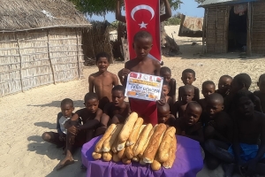 Africa madagaskar'da yetim yoksul çocuklara ekmek dağıtımlarimiz devam ediyor Yetimi yoksulu gözetenler uluslararası insani yardım ve eğitim derneği 