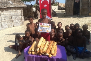 Africa madagaskar'da yetim yoksul çocuklara ekmek dağıtımlarimiz devam ediyor Yetimi yoksulu gözetenler uluslararası insani yardım ve eğitim derneği 