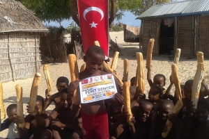 Africa madagaskar'da yetim yoksul çocuklara ekmek dağıtımlarimiz devam ediyor Yetimi yoksulu gözetenler uluslararası insani yardım ve eğitim derneği 
