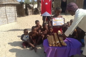 Africa madagaskar'da yetim yoksul çocuklara ekmek dağıtımlarimiz devam ediyor Yetimi yoksulu gözetenler uluslararası insani yardım ve eğitim derneği 