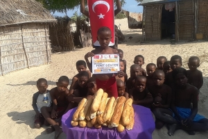 Africa madagaskar'da yetim yoksul çocuklara ekmek dağıtımlarimiz devam ediyor Yetimi yoksulu gözetenler uluslararası insani yardım ve eğitim derneği 