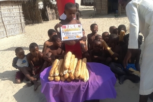 Africa madagaskar'da yetim yoksul çocuklara ekmek dağıtımlarimiz devam ediyor Yetimi yoksulu gözetenler uluslararası insani yardım ve eğitim derneği 
