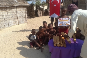 Africa madagaskar'da yetim yoksul çocuklara ekmek dağıtımlarimiz devam ediyor Yetimi yoksulu gözetenler uluslararası insani yardım ve eğitim derneği 