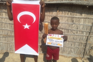 Africa madagaskar'da yetim yoksul çocuklara ekmek dağıtımlarimiz devam ediyor Yetimi yoksulu gözetenler uluslararası insani yardım ve eğitim derneği 