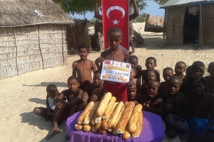 Africa madagaskar'da yetim yoksul çocuklara ekmek dağıtımlarimiz devam ediyor Yetimi yoksulu gözetenler uluslararası insani yardım ve eğitim derneği 