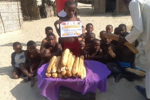 Africa madagaskar'da yetim yoksul çocuklara ekmek dağıtımlarimiz devam ediyor Yetimi yoksulu gözetenler uluslararası insani yardım ve eğitim derneği 