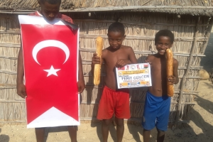 Africa madagaskar'da yetim yoksul çocuklara ekmek dağıtımlarimiz devam ediyor Yetimi yoksulu gözetenler uluslararası insani yardım ve eğitim derneği 