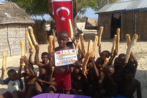 Africa madagaskar'da yetim yoksul çocuklara ekmek dağıtımlarimiz devam ediyor Yetimi yoksulu gözetenler uluslararası insani yardım ve eğitim derneği 