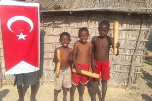 Africa madagaskar'da yetim yoksul çocuklara ekmek dağıtımlarimiz devam ediyor Yetimi yoksulu gözetenler uluslararası insani yardım ve eğitim derneği 