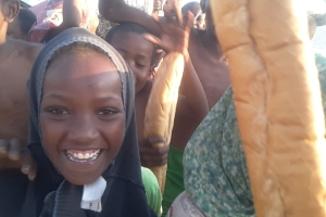 Bugün Madagaskar'in Andranomena köyünde ekmek dagitiminda bulunduk