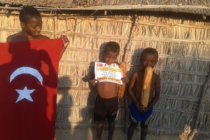 Bugün Madagaskar'in Andranomena köyünde ekmek dagitiminda bulunduk