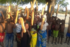 Bugün Madagaskar'in Andranomena köyünde ekmek dagitiminda bulunduk