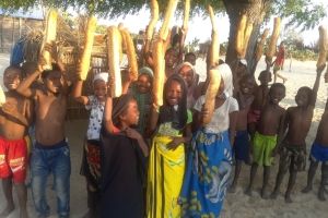 Bugün Madagaskar'in Andranomena köyünde ekmek dagitiminda bulunduk