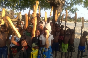 Bugün Madagaskar'in Andranomena köyünde ekmek dagitiminda bulunduk