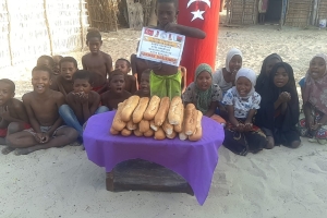 Bugün Madagaskar'in Andranomena köyünde ekmek dagitiminda bulunduk