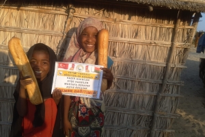 Bugün Madagaskar'in Andranomena köyünde ekmek dagitiminda bulunduk