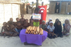 Bugün Madagaskar'in Andranomena köyünde ekmek dagitiminda bulunduk