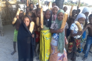 Bugün Madagaskar'in Andranomena köyünde ekmek dagitiminda bulunduk