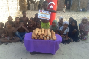 Bugün Madagaskar'in Andranomena köyünde ekmek dagitiminda bulunduk