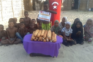 Bugün Madagaskar'in Andranomena köyünde ekmek dagitiminda bulunduk