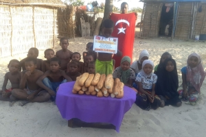 Bugün Madagaskar'in Andranomena köyünde ekmek dagitiminda bulunduk