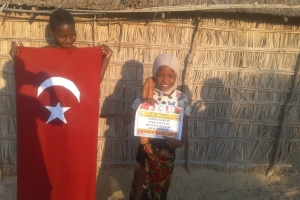 Bugün Madagaskar'in Andranomena köyünde ekmek dagitiminda bulunduk