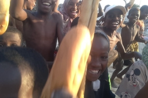 Bugün Madagaskar'in Andranomena köyünde ekmek dagitiminda bulunduk