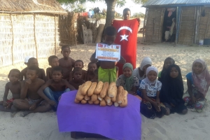 Bugün Madagaskar'in Andranomena köyünde ekmek dagitiminda bulunduk