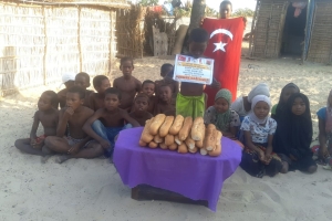 Bugün Madagaskar'in Andranomena köyünde ekmek dagitiminda bulunduk