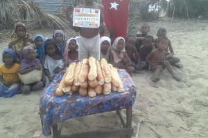 Madagaskardaki ekmek Dağıtımlarımız devam ediyor Yetimi yoksulu gozetenler uluslararası insani yardım ve eğitim derneği 