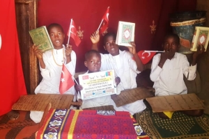 Afrika Kamerun'da Kuranikerim Dağıtımlarımız devam ediyor Yetimi yoksulu gozetenler uluslararası insani yardım ve eğitim derneği 