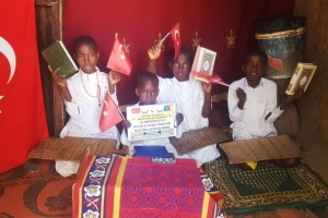 Afrika Kamerun'da Kuranikerim Dağıtımlarımız devam ediyor Yetimi yoksulu gozetenler uluslararası insani yardım ve eğitim derneği 