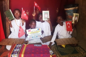 Afrika Kamerun'da Kuranikerim Dağıtımlarımız devam ediyor Yetimi yoksulu gozetenler uluslararası insani yardım ve eğitim derneği 