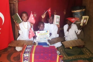 Afrika Kamerun'da Kuranikerim Dağıtımlarımız devam ediyor Yetimi yoksulu gozetenler uluslararası insani yardım ve eğitim derneği 