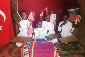 Afrika Kamerun'da Kuranikerim Dağıtımlarımız devam ediyor Yetimi yoksulu gozetenler uluslararası insani yardım ve eğitim derneği 